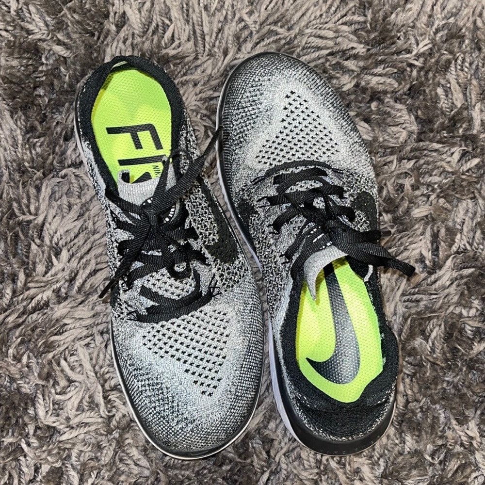 Nike free flyknit tennis shoes